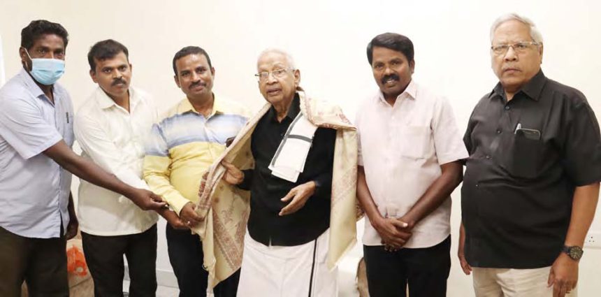 பகுதிநேர ஆசிரியர்கள் தமது கோரிக்கைகளை வலியுறுத்தும் மனுவினை தமிழர் தலைவரிடம் அளித்தனர். உடன் கழக பொதுச் செயலாளர் முனைவர் துரை.சந்திர சேகரன் (விழுப்புரம், 26.10.2023). அரசியல், திராவிடர் கழகம்