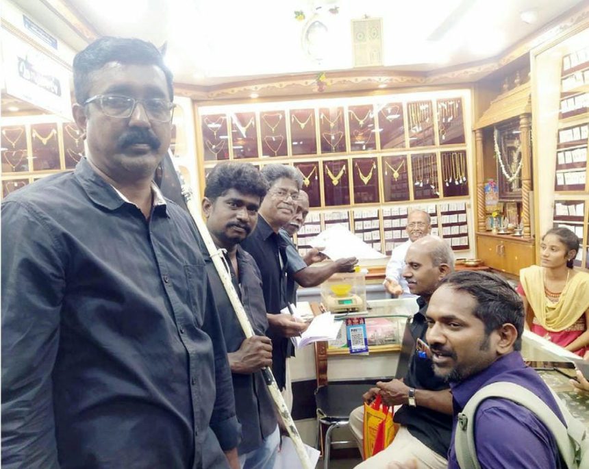 மதுரை தங்க நகைக் கடை பஜாரில் மதுரை பரப்புரை பயண நிறைவு விழா கூட்ட துண்டறிக்கை பரப்புரை அரசியல்