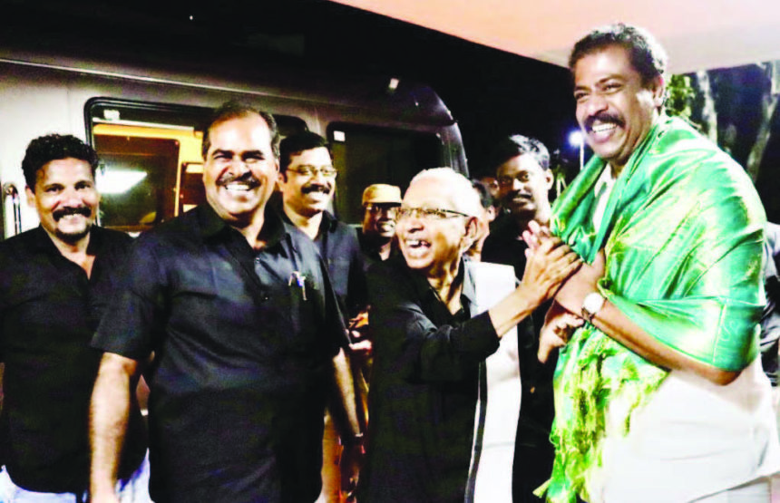 தமிழர் தலைவர் பயனாடை அணிவித்து வாழ்த்து அரசியல்