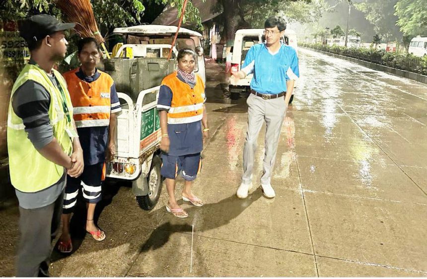 பெருநகர சென்னை மாநகராட்சி கூடுதல் தலைமை செயலாளர் - ஆணையர் டாக்டர் ஜெ.ராதாகிருஷ்ணன் நேற்று (4.11.2023) அதிகாலை நேரில் பார்வையிட்டு ஆய்வு அரசியல்