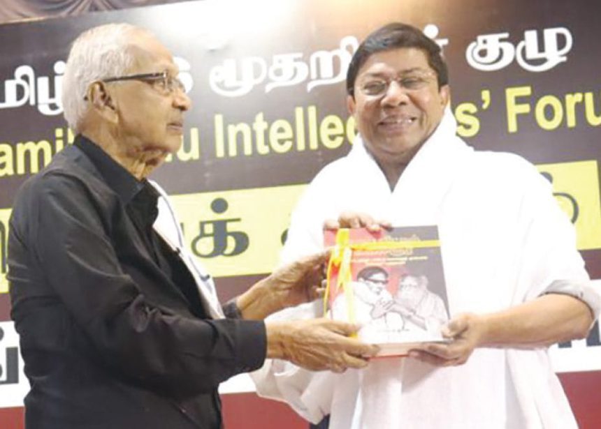 மேனாள் கூடுதல் தலைமைச் செயலாளர் ஜி.பாலச்சந்திரன் அவர்களுக்குத் தமிழர் தலைவர் ஆசிரியர் பயனாடை அணிவித்து இயக்க நூல்களை வழங்கினார் திராவிடர் கழகம்