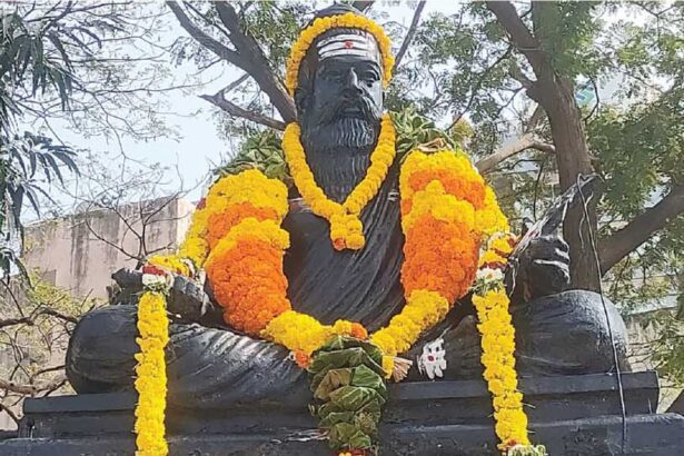திருவள்ளுவர் சிலை நெற்றியில் பட்டையடிப்பு தமிழ்நாடு