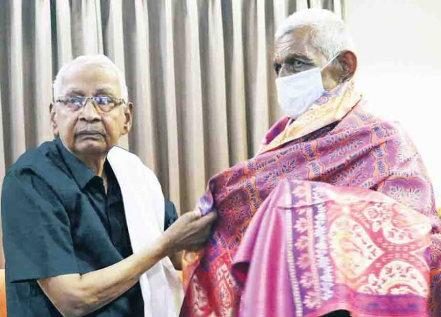தமிழர் தலைவர் பொன்னாடை அணிவித்து வாழ்த்து திராவிடர் கழகம்