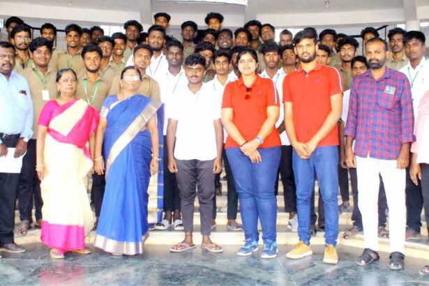 பெரியார் பாலிடெக்னிக்கில் ஓசூர் டி.வி.எஸ்.மோட்டார்ஸ் பிரைவேட் லிமிடெட் வளாக நேர்காணலில் 51 பேர் தேர்வு தமிழ்நாடு