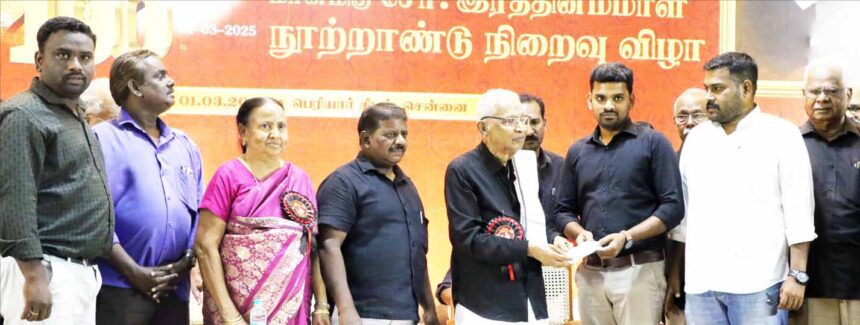 தமிழர் தலைவரிடம் ‘பெரியார் உலக' நன்கொடை நன்கொடை