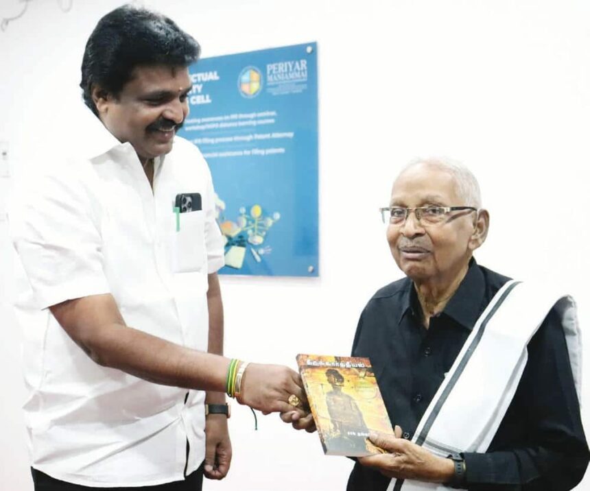 மேயர் சண். ராமநாதன் கழகத் தலைவரை சந்தித்து புத்தகம் வழங்கினார் திராவிடர் கழகம்