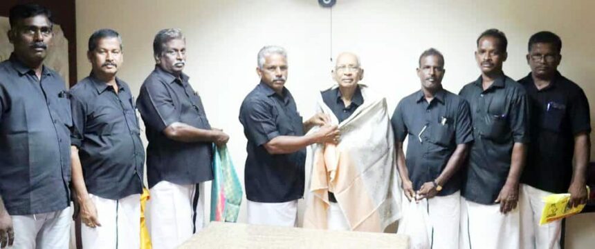 தமிழர் தலைவரை சந்தித்து பயனாடை திராவிடர் கழகம்