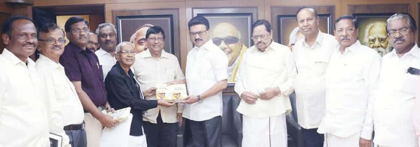 ‘‘உலகெங்கும் கலைஞர்’’ நூலினை முதலமைச்சர் வெளியிட, கழகத் தலைவர் ஆசிரியர் பெற்றுக்கொண்டார் தமிழ்நாடு