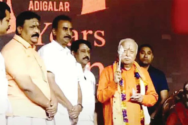 மேனாள் அமைச்சர் வேலுமணி ஆர்.எஸ்.எஸ்., அகில இந்திய தலைவர் மோகன் பாகவத்துக்கு முருகன் சிலையைப் பரிசளித்தார் தமிழ்நாடு