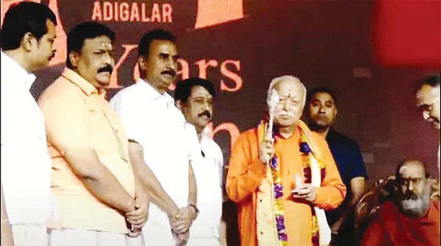 மேனாள் அமைச்சர் வேலுமணி ஆர்.எஸ்.எஸ்., அகில இந்திய தலைவர் மோகன் பாகவத்துக்கு முருகன் சிலையைப் பரிசளித்தார் தமிழ்நாடு