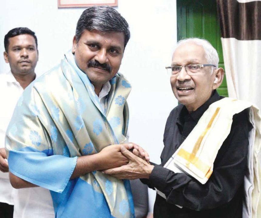 தமிழர் தலைவர் பொன்னாடை அணிவித்தார் திராவிடர் கழகம்