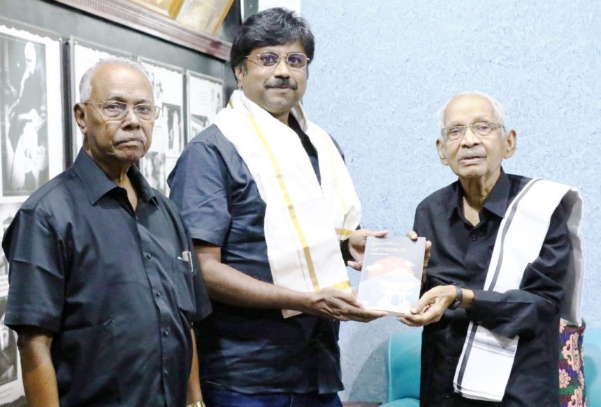 ஜப்பானில் வசிக்கும் பெரியாரியப் பற்றாளர் ச.கமலக்கண்ணன் தான் எழுதிய, “ஜப்பானியப் பழங்குறு நூறு” புத்தகத்தை, தமிழர் தலைவர் ஆசிரியர் கி.வீரமணி அவர்களிடம் வழங்கினார் திராவிடர் கழகம்