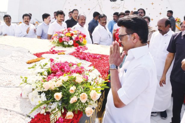 நினைவிடத்தில்