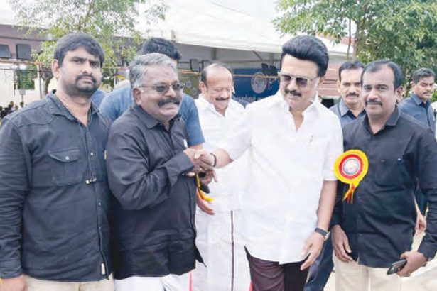 கழகத் தோழர்கள்