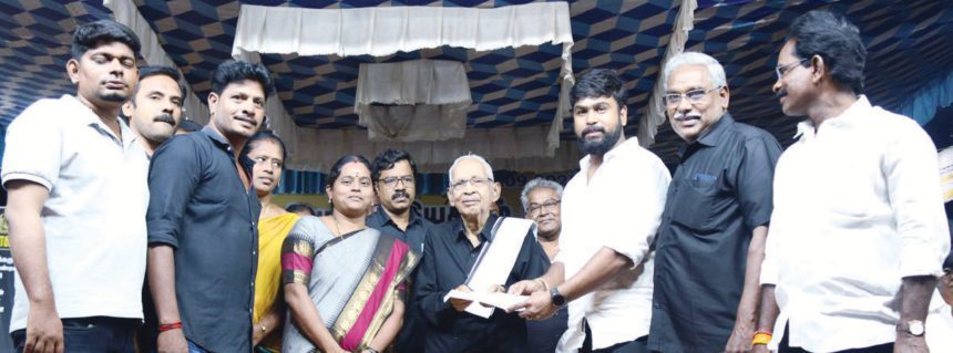 மதுரை மாநகர் மாவட்ட தலைவர் அ.முருகானந்தம் – தனம் குடும்பத்தினர் சார்பாகதமிழர் தலைவரிடம் ரூ.1 இலட்சம் வழங்கினார்கள். உடன்: திமுக சுற்றுச்சூழல் அணி பொறுப்பாளர் மு.வீரமணி மற்றும் தோழர்கள். நன்கொடை