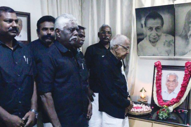 மாலை அணிவித்து மரியாதை