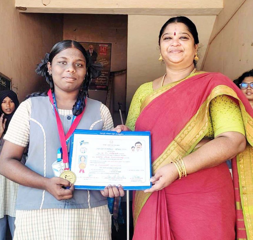 "என் பள்ளி என் பெருமை" என்ற தலைப்பில் நடைபெற்ற கட்டுரைப் போட்டியில்போட்டியில் பெரியார் மணியம்மை பெண்கள் மேல்நிலைப் பள்ளியின் 12ஆம் வகுப்பு மாணவி பதக்கத்தையும் பெற்று பள்ளிக்கு பெருமை சேர்த்தார் பெரியார் கல்வி நிறுவனங்கள்