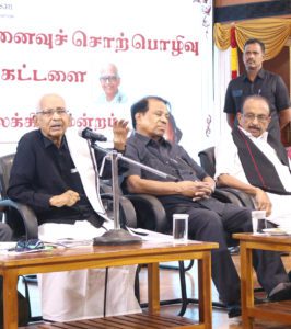 வி.அய்.டி. பல்கலைக்கழக அண்ணா அரங்கில் நாவலர் - செழியன் அறக்கட்டளை - பாவேந்தர் பாரதிதாசன் தமிழ் இலக்கிய மன்றம் இணைந்து நடத்திய நிகழ்வில் தமிழர் தலைவர் உரையாற்றினார். உடன் ம.தி.மு.க. பொதுச் செயலாளர் வைகோ, வி.அய்.டி. வேந்தர் ஜி.விஸ்வநாதன் (வேலூர், 22.10.2025) திராவிடர் கழகம்