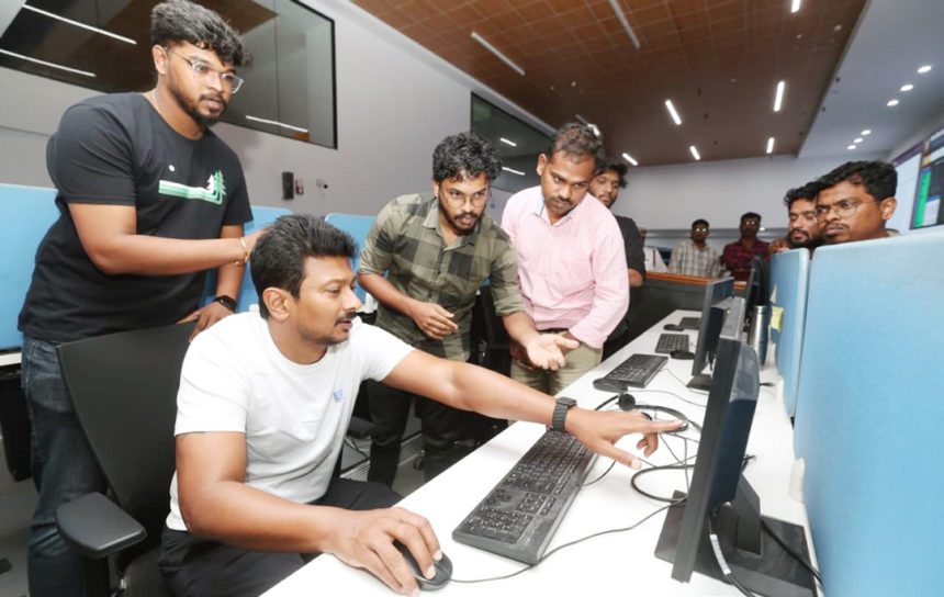 அடாது மழையிலும் விடாது பணி நள்ளிரவில் துணை முதலமைச்சர் சென்னை மாநகராட்சி கட்டுப்பாட்டு மய்யத்தில் திடீர் ஆய்வு தமிழ்நாடு