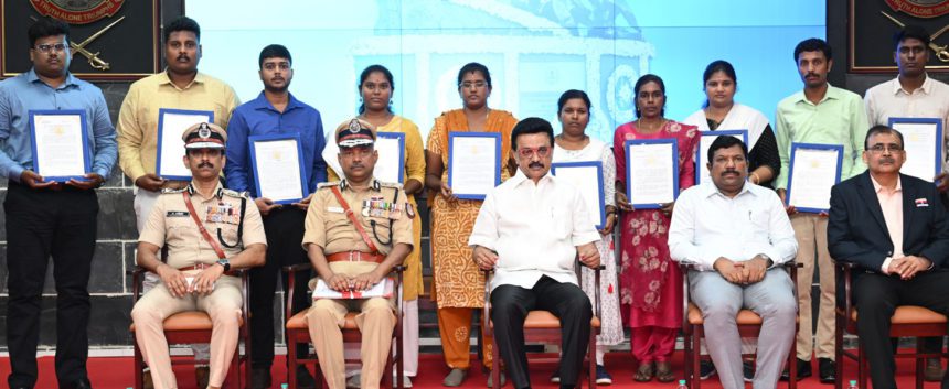 காவலர் வீர வணக்க நாளையொட்டி காவலர் நினைவுச் சின்னத்தில் முதலமைச்சர் மரியாதை! வாரிசுதாரர்களுக்கு பணி நியமன ஆணை வழங்கினார் தமிழ்நாடு