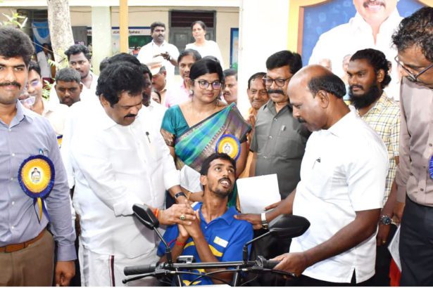 மாற்றுத்திறனாளிகளுக்கு மின்கல சக்கர நாற்காலிகள் மாற்றுத்திறனாளி