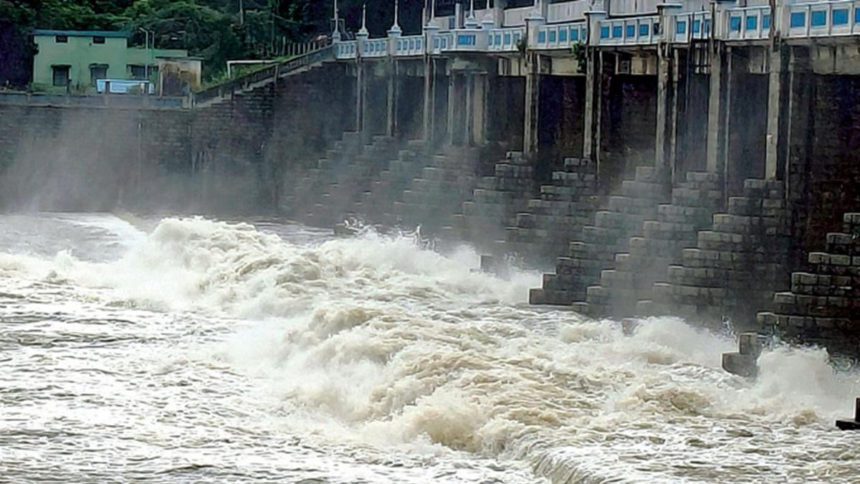 தமிழ்நாட்டில் பருவ மழை தீவிரம் 15 அணைகள், 1,522 ஏரிகள் நிரம்பின: தயார் நிலையில் தமிழ்நாடு அரசுத் துறைகள் தமிழ்நாடு