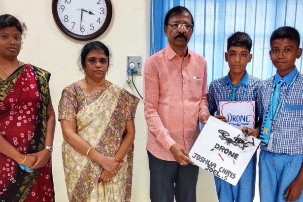 பெரியார் நூற்றாண்டு நினைவு மெட்ரிக் மேல்நிலைப் பள்ளி மாணவர்கள் ட்ரோன் செய்து அசத்தல் பள்ளி மாணவர்கள்