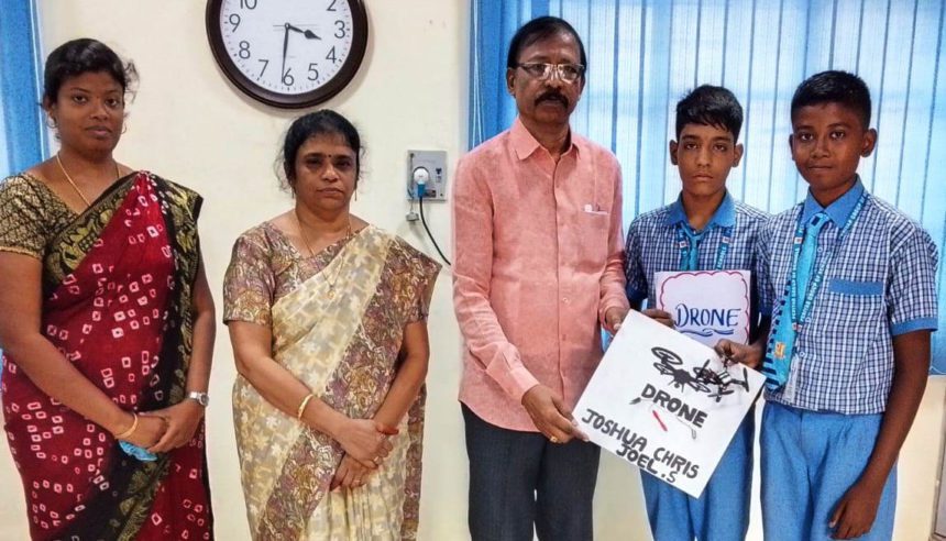 பெரியார் நூற்றாண்டு நினைவு மெட்ரிக் மேல்நிலைப் பள்ளி மாணவர்கள் ட்ரோன் செய்து அசத்தல் பெரியார் கல்வி நிறுவனங்கள்