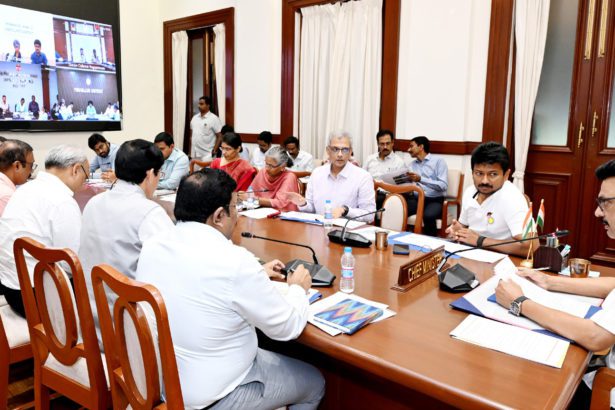 மழையால் ஏற்பட்டுள்ள பாதிப்புகள் குறித்து மாவட்ட ஆட்சித் தலைவர்களுடன் முதலமைச்சர் மு.க.ஸ்டாலின் ஆலோசனை நிவாரணப் பணிகளை மேற்கொள்ளும்படி அறிவுறுத்தல் மாவட்ட ஆட்சி