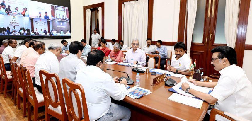 மழையால் ஏற்பட்டுள்ள பாதிப்புகள் குறித்து மாவட்ட ஆட்சித் தலைவர்களுடன் முதலமைச்சர் மு.க.ஸ்டாலின் ஆலோசனை நிவாரணப் பணிகளை மேற்கொள்ளும்படி அறிவுறுத்தல் தமிழ்நாடு