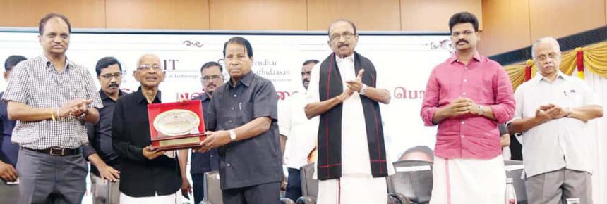 வி.அய்.டி. பல்கலைக் கழக கருத்தரங்கத்தில், வேந்தர் விசுவநாதன், தமிழர் தலைவருக்கு நினைவுப் பரிசு தமிழ்நாடு