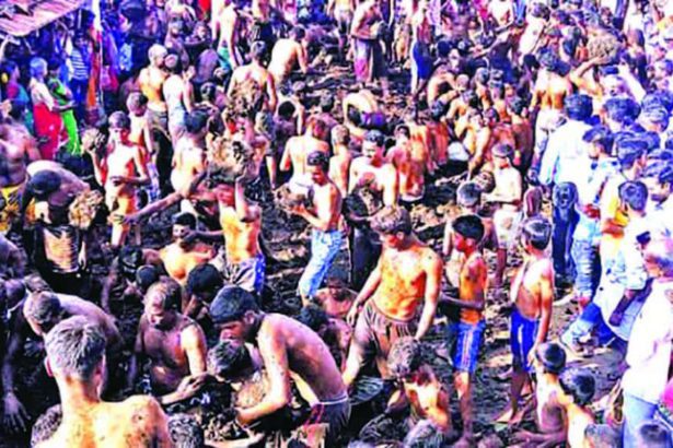 பக்தியின் பெயரால் காட்டுமிராண்டித்தனம்: பக்தர்கள் ஒருவருக்கொருவர் சாணி அடித்துக் கொண்டாட்டம்! பக்தர்கள்