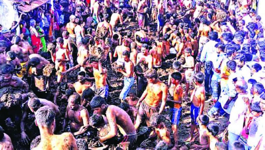 பக்தியின் பெயரால் காட்டுமிராண்டித்தனம்: பக்தர்கள் ஒருவருக்கொருவர் சாணி அடித்துக் கொண்டாட்டம்! தமிழ்நாடு