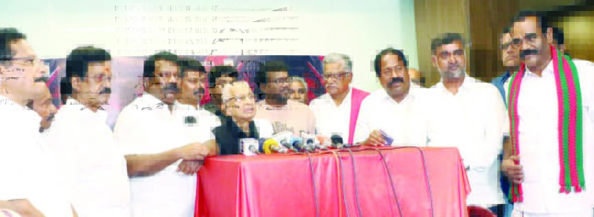 ‘‘பைசன் - காளமாடன்” - திரைப்படத்தின் சிறப்புக் காட்சி திரைப்படத்தை பார்த்து விட்டு இயக்குநர் மாரிசெல்வராஜை தமிழர் தலைவர் பாராட்டினார் தமிழ்நாடு