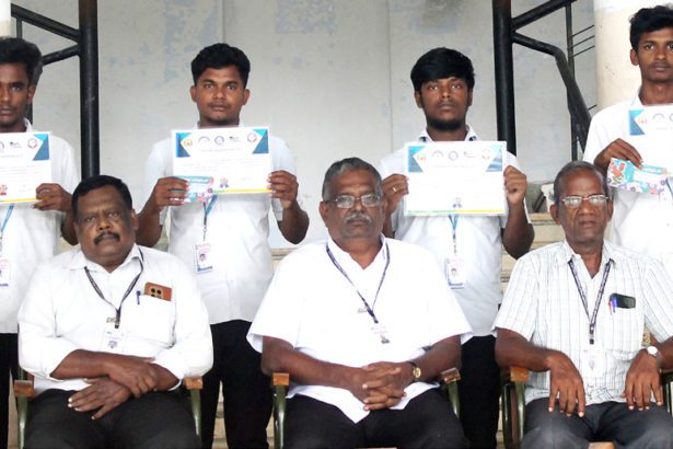 பெரியார் நூற்றாண்டு பாலிடெக்னிக் கல்லூரி மாணவர்கள் ‘நான் முதல்வன்’ ஹேக்கத்தான் போட்டியில் வென்று சாதனை நான் முதல்வன்