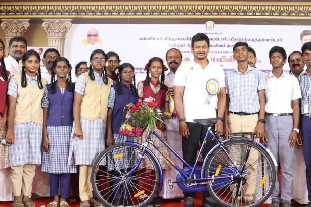 மாணவ மாணவியர்களுக்கு மிதிவண்டிகள்