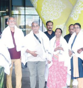 ஆஸ்திரேலியா மெல்ஃபோர்னில் நடைபெற்ற பெரியார் பன்னாட்டு மனிதநேயர் மாநாட்டில் கலந்துகொண்டு திரும்பிய பேராளர்களுக்கு சென்னை விமான நிலையத்தில் கழகப் பொதுச் செயலாளர் வீ. அன்புராஜ் பயனாடை அணிவித்து வரவேற்றார் திராவிடர் கழகம்