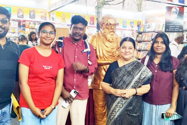 புத்தக வாசகர்களை