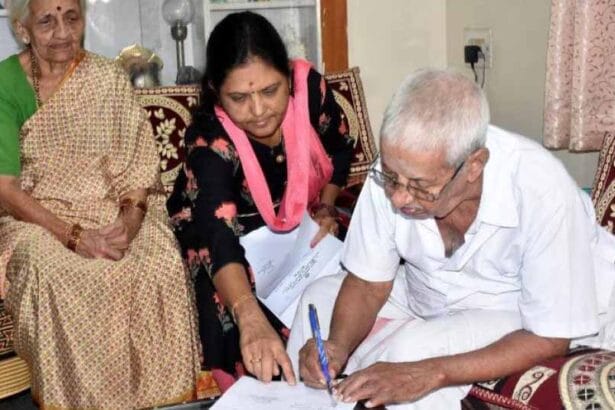 வீடுகளில் இருந்து வாக்களித்த 3.30 லட்சம் முதியோர்கள் இந்தியா