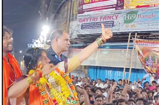 அய்தராபாத்: மசூதியை நோக்கி அம்புவிடும் சைகை சர்ச்சை பா.ஜ.க. பெண் வேட்பாளர் மீது வழக்கு இந்தியா