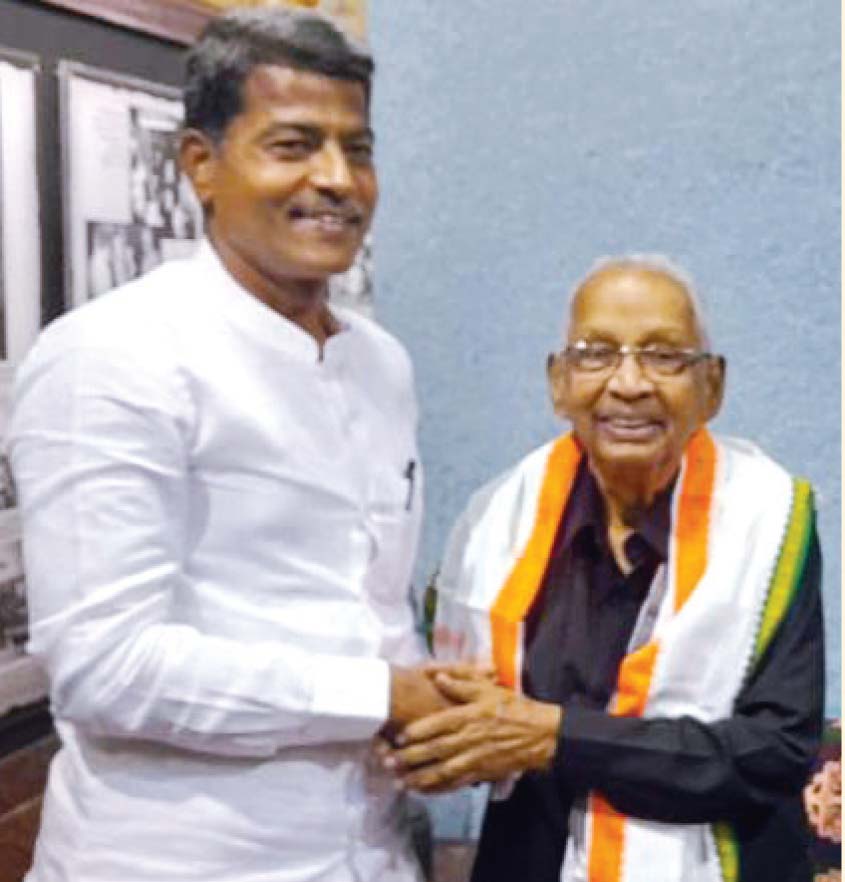 தமிழர் தலைவரை சந்தித்து பயனாடை திராவிடர் கழகம்