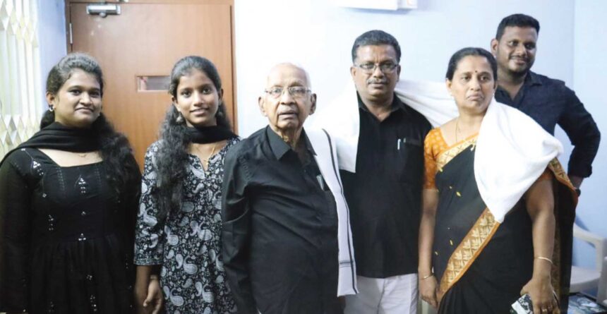 பயனாடை அணிவித்து வாழ்த்து திராவிடர் கழகம்
