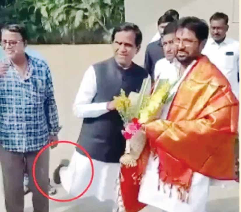 இதுதான் பிஜேபியின் பண்பாடு!தொண்டரை எட்டி உதைத்த மேனாள் ஒன்றிய அமைச்சர் இந்தியா