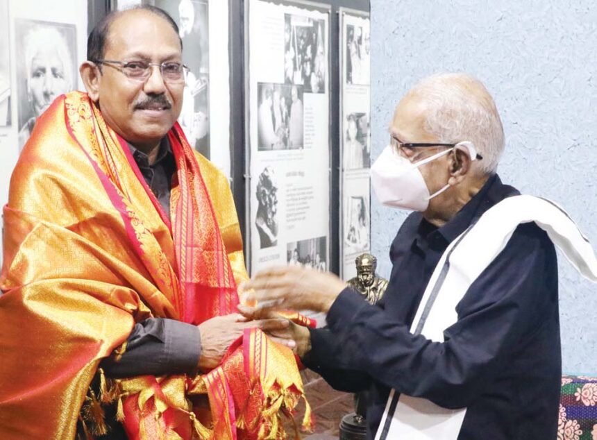தமிழர் தலைவர் வாழ்த்து தெரிவித்து பயனாடை அணிவித்தார் தமிழ்நாடு