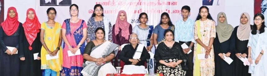 பிளஸ் 2, தேர்வில் முதலிடம், இரண்டாம், மூன்றாம் இடம் பிடித்த பெரியார் மணியம்மை, பெரியார் நினைவு மெட்ரிக் பள்ளி மாணவர்களுக்கு ஆசிரியர் கி. வீரமணி அவர்கள் பரிசுகள் வழங்கி பாராட்டினார் தமிழ்நாடு