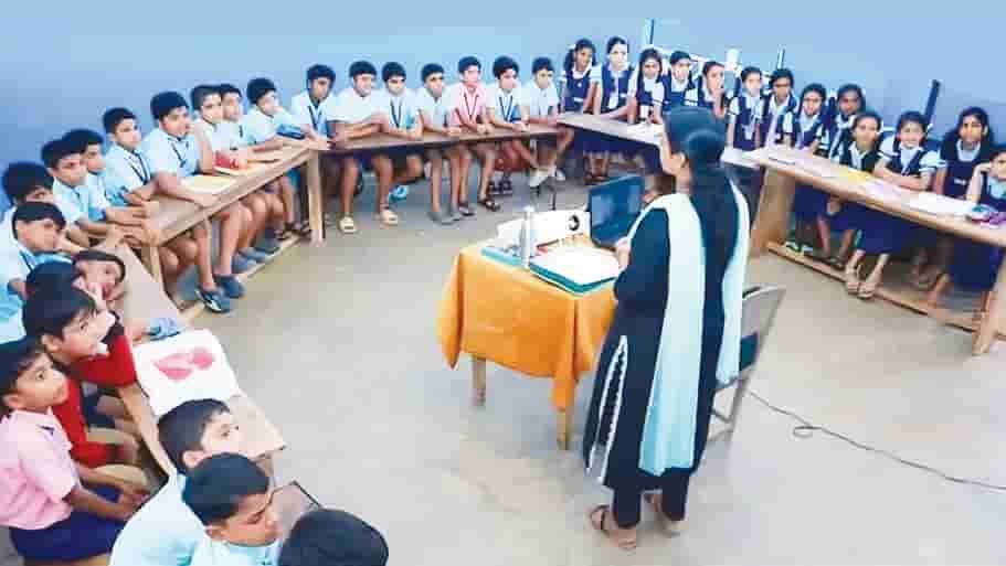 ஆசிரியர் விடையளிக்கிறார், ஞாயிறு மலர்