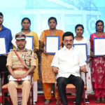 காவலர் வீர வணக்க நாளையொட்டி காவலர் நினைவுச் சின்னத்தில் முதலமைச்சர் மரியாதை! வாரிசுதாரர்களுக்கு பணி நியமன ஆணை வழங்கினார் பெரியார் ஒடிடி செய்திகள்