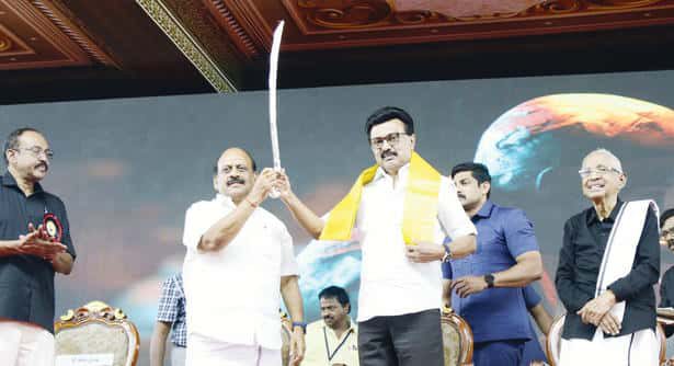 சுயமரியாதை இயக்க நூற்றாண்டு நிறைவு விழா மாநாட்டில் முதலமைச்சருக்கு பெரியார் சமுகக் காப்பு அணி மரியாதை, வீரவாள் பரிசு தமிழர் தலைவர், கனிமொழி எம்.பி., ஆகியோருக்கு பொன்னாடை அணிவிப்பு (மறைமலைநகர் – 4.10.2025) வீ. அன்புராஜ்