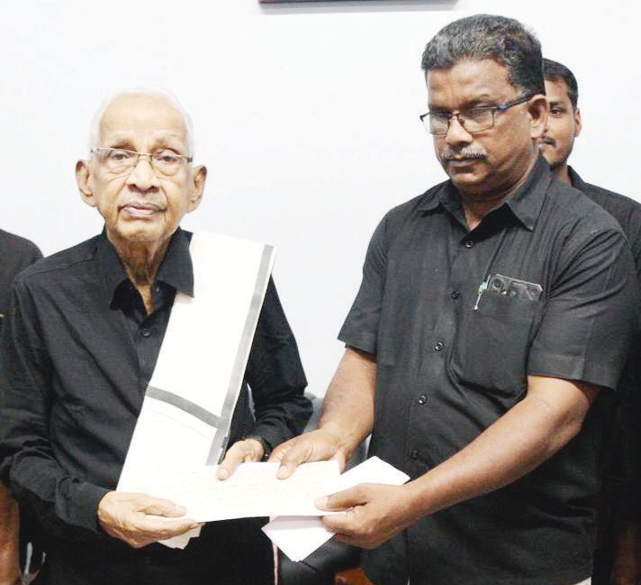 2,18,000த்தை தமிழர் தலைவர் ஆசிரியர் அவர்களிடம் மாநில ஒருங்கிணைப்பாளர் இரா.ஜெயக்குமார் வழங்கினார் நன்கொடை