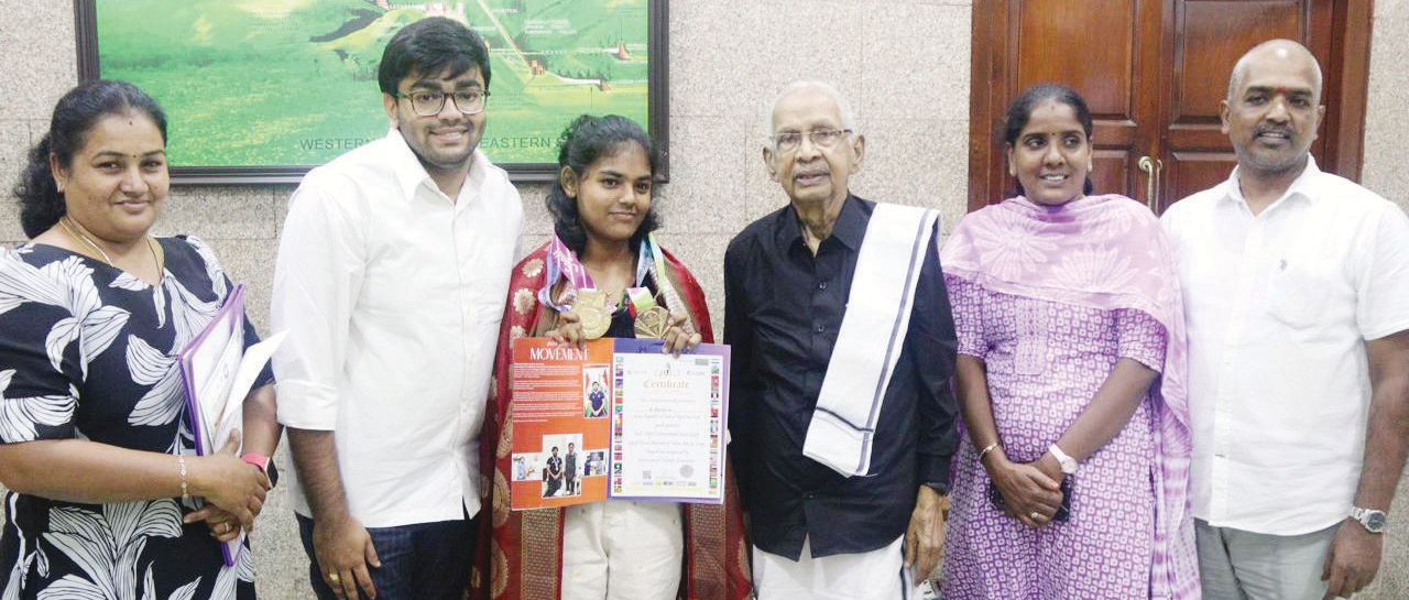 பொள்ளாச்சி பொதுக் கூட்டத்தில் ‘பெரியார் உலக’த்திற்கு நன்கொடையை தமிழர் தலைவரிடம் வழங்கினர் (22.11.2025) நன்கொடை